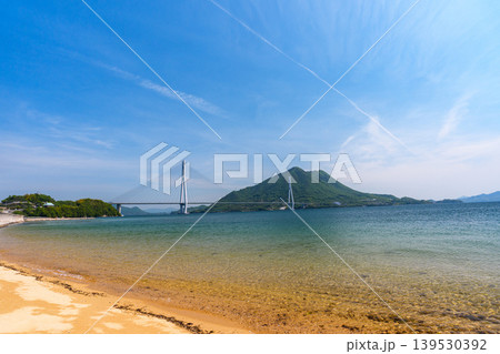 大三島の砂浜から望む多々羅大橋と生口島 しまなみ海道の瀬戸内絶景 大三島の砂浜から望む多々羅大橋と生口島 しまなみ海道の瀬戸内絶景 139530392