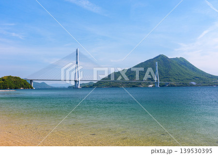 大三島の砂浜から望む多々羅大橋と生口島 しまなみ海道の瀬戸内絶景 大三島の砂浜から望む多々羅大橋と生口島 しまなみ海道の瀬戸内絶景 139530395