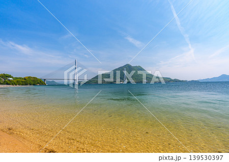 大三島の砂浜から望む多々羅大橋と生口島 しまなみ海道の瀬戸内絶景 大三島の砂浜から望む多々羅大橋と生口島 しまなみ海道の瀬戸内絶景 139530397