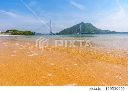 大三島の砂浜から望む多々羅大橋と生口島 しまなみ海道の瀬戸内絶景 大三島の砂浜から望む多々羅大橋と生口島 しまなみ海道の瀬戸内絶景 139530403