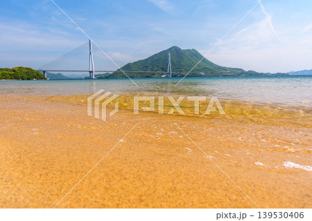 大三島の砂浜から望む多々羅大橋と生口島 しまなみ海道の瀬戸内絶景 大三島の砂浜から望む多々羅大橋と生口島 しまなみ海道の瀬戸内絶景 139530406
