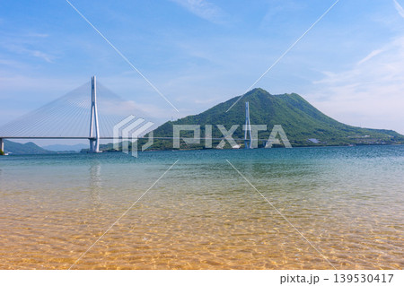 大三島の砂浜から望む多々羅大橋と生口島 しまなみ海道の瀬戸内絶景 139530417