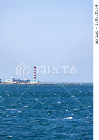 海に浮かぶ赤白の灯台と北海道の海景 海に浮かぶ赤白の灯台と北海道の海景 139530554
