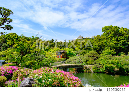 春の神戸市・相楽園の日本庭園の船屋型とツツジ 春の神戸市・相楽園の日本庭園の船屋型とツツジ 139530985