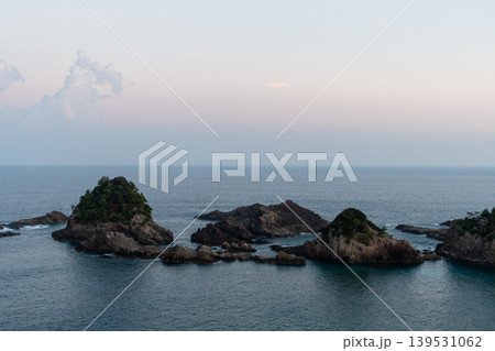 夕暮れ時の穏やかな海に浮かぶ奇岩と島々 139531062