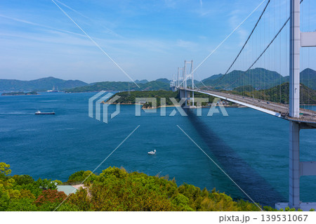 糸山公園から望む来島海峡大橋と瀬戸内海 世界初の三連吊橋の絶景 愛媛県今治市 糸山公園から望む来島海峡大橋と瀬戸内海 世界初の三連吊橋の絶景 愛媛県今治市 139531067
