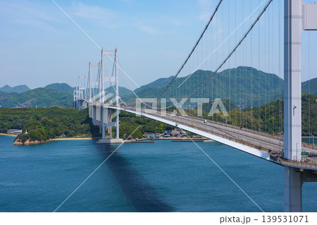 糸山公園から望む来島海峡大橋と瀬戸内海 世界初の三連吊橋の絶景 愛媛県今治市 139531071