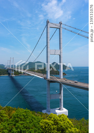 糸山公園から望む来島海峡大橋と瀬戸内海 世界初の三連吊橋の絶景 愛媛県今治市 糸山公園から望む来島海峡大橋と瀬戸内海 世界初の三連吊橋の絶景 愛媛県今治市 139531076