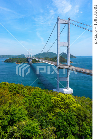 糸山公園から望む来島海峡大橋と瀬戸内海 世界初の三連吊橋の絶景 愛媛県今治市 糸山公園から望む来島海峡大橋と瀬戸内海 世界初の三連吊橋の絶景 愛媛県今治市 139531081