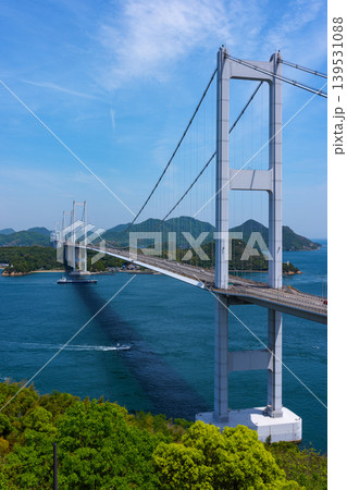 糸山公園から望む来島海峡大橋と瀬戸内海 世界初の三連吊橋の絶景 愛媛県今治市 糸山公園から望む来島海峡大橋と瀬戸内海 世界初の三連吊橋の絶景 愛媛県今治市 139531088