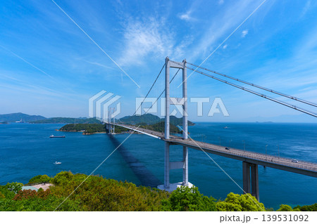糸山公園から望む来島海峡大橋と瀬戸内海 世界初の三連吊橋の絶景 愛媛県今治市 糸山公園から望む来島海峡大橋と瀬戸内海 世界初の三連吊橋の絶景 愛媛県今治市 139531092