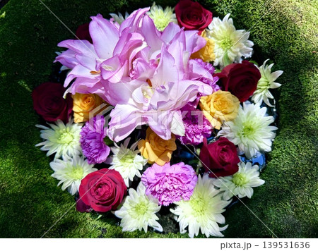 5月のカラフルな花手水(八重咲きの百合・菊・カーネーション・薔薇)〈菅生神社/愛知県岡崎市〉 139531636
