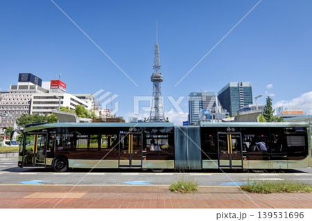 名古屋市、中部電力ミライタワーの前を走るSRTバス 名古屋市、中部電力ミライタワーの前を走るSRTバス 139531696