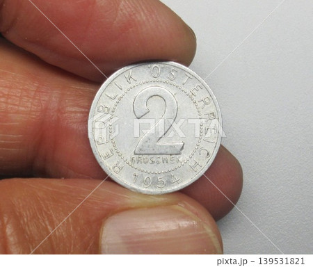 オーストリアで1954年に発行された2グロッシェン硬貨 オーストリアで1954年に発行された2グロッシェン硬貨 139531821