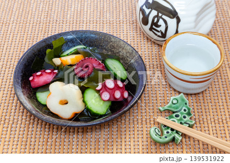 花麩入り、蛸、胡瓜とワカメの酢の物と日本酒 花麩入り、蛸、胡瓜とワカメの酢の物と日本酒 139531922