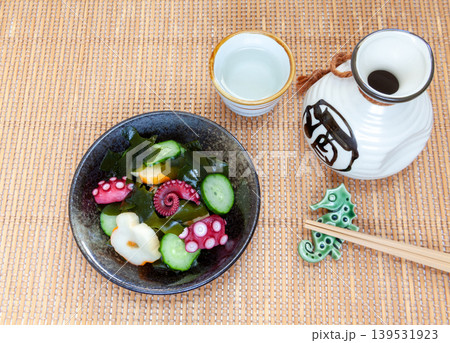 花麩入り、蛸、胡瓜とワカメの酢の物と日本酒 花麩入り、蛸、胡瓜とワカメの酢の物と日本酒 139531923