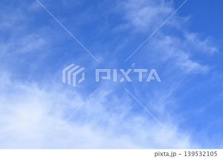 五月晴れの空と半月 139532105
