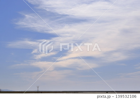 滑走路上に広がる晴れた朝の空と雲 滑走路上に広がる晴れた朝の空と雲 139532106