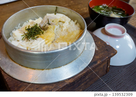 愛媛名物 釜めしで味わう鯛めし 日本の郷土料理 愛媛名物 釜めしで味わう鯛めし 日本の郷土料理 139532309
