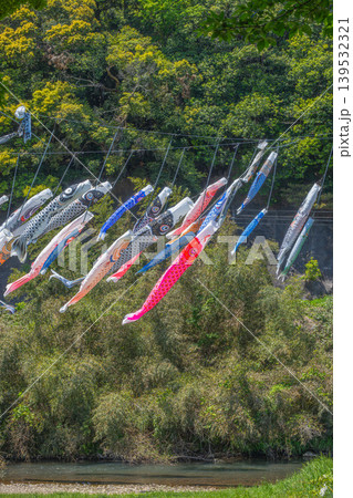 青空と新緑の山々を悠々と泳ぐ鯉のぼり 139532321