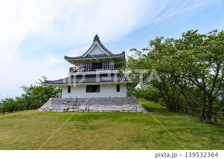 愛媛県今治市 海山城跡展望公園に建つ天守風建築と新緑の景色 139532364