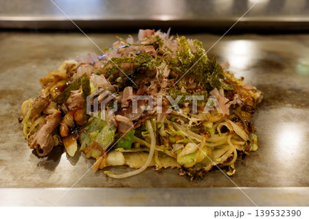 広島名物 お好み焼き 鉄板で焼き上げた日本のソウルフード 139532390