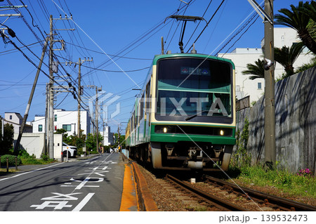 稲村ヶ崎の道路並走区間を走る江ノ電2000形電車 139532473