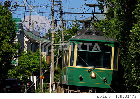 富士山を遠目に住宅街のカーブを走行する江ノ電20形電車 富士山を遠目に住宅街のカーブを走行する江ノ電20形電車 139532475