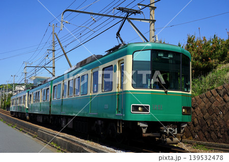 青空の下で海沿いのストレートを走る江ノ電1000形電車 青空の下で海沿いのストレートを走る江ノ電1000形電車 139532478