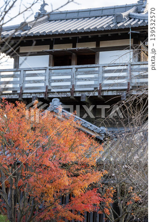 木造の縁側を持つ日本建築と前景の紅葉 木造の縁側を持つ日本建築と前景の紅葉 139532570