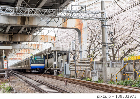 【西大井駅】満開の桜と横須賀・総武快速線の電車 139532973
