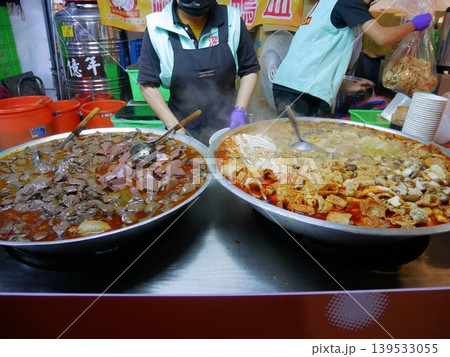 「鴨血」などの屋台料理 (台湾・嘉儀市の夜市) 「鴨血」などの屋台料理 (台湾・嘉儀市の夜市) 139533055
