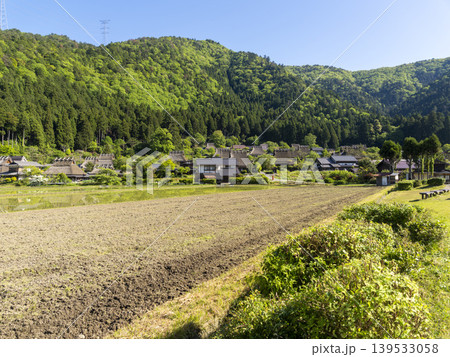 鮮やかな新緑に覆われた美山かやぶきの里 139533058