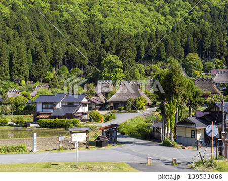 鮮やかな新緑に覆われた美山かやぶきの里 鮮やかな新緑に覆われた美山かやぶきの里 139533068