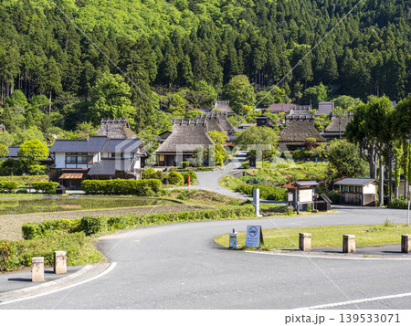 鮮やかな新緑に覆われた美山かやぶきの里 鮮やかな新緑に覆われた美山かやぶきの里 139533071