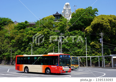 大船観音に見守られながらバスターミナルで発車を待つ神奈中バス(新旧塗装並び) 大船観音に見守られながらバスターミナルで発車を待つ神奈中バス(新旧塗装並び) 139533093