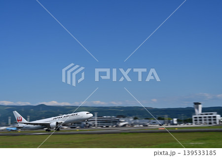 着陸する白い飛行機 着陸する白い飛行機 139533185