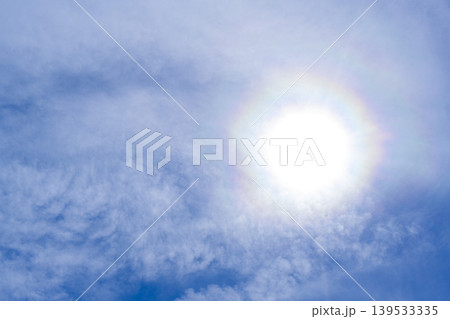 春の青空と彩雲が広がる空の背景素材 横浜 春の青空と彩雲が広がる空の背景素材 横浜 139533335