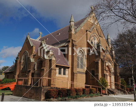 多くの切妻が連なる聖堂外観—Holy Trinity Anglican Churchの重厚な構造美 多くの切妻が連なる聖堂外観—Holy Trinity Anglican Churchの重厚な構造美 139533344