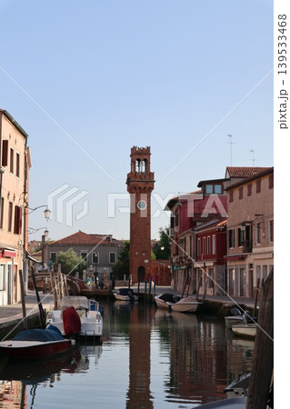 イタリア ヴェネツィア沖のムラーノ サント・ステファノ広場の鐘楼とヴェトライ川 イタリア ヴェネツィア沖のムラーノ サント・ステファノ広場の鐘楼とヴェトライ川 139533468