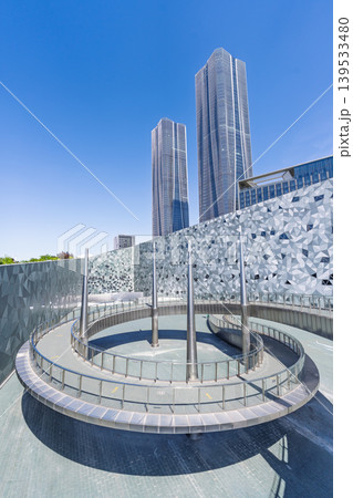 大型施設の円形展望台と超高層ビルの都市 139533480