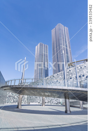 大型施設の円形展望台と超高層ビルの都市 139533482