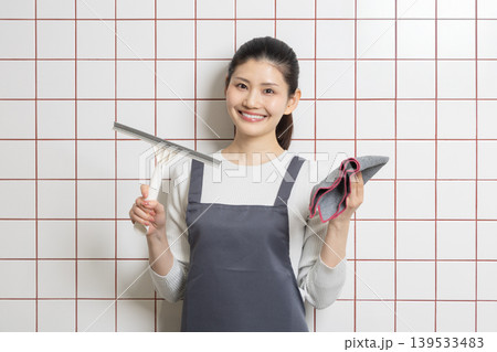笑顔で掃除をする女性・ハウスキーピングイメージ 笑顔で掃除をする女性・ハウスキーピングイメージ 139533483