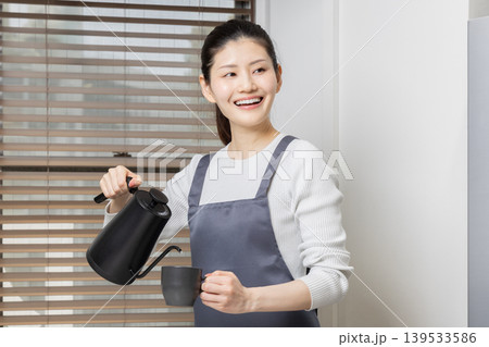 コーヒーを淹れる笑顔の女性・暮らしと家事のライフスタイルイメージ コーヒーを淹れる笑顔の女性・暮らしと家事のライフスタイルイメージ 139533586