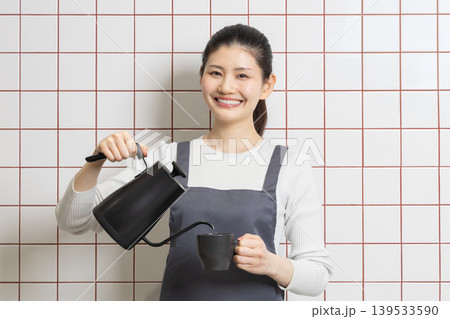 コーヒーを淹れる笑顔の女性・暮らしと家事のライフスタイルイメージ コーヒーを淹れる笑顔の女性・暮らしと家事のライフスタイルイメージ 139533590