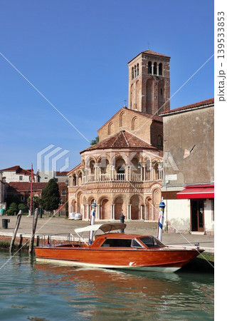 イタリア　ヴェネツィア沖のムラーノ　サンティ・マリア・エ・ドナート教会と水上タクシー 139533853