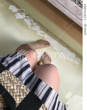 足湯でくつろぐスカートをはいた女性 139533864