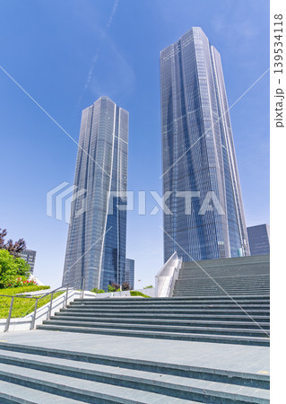 大階段と双子超高層ビルの低角度青空 139534118