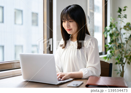 オフィスでノートパソコンを使う若いビジネスウーマン 139534473