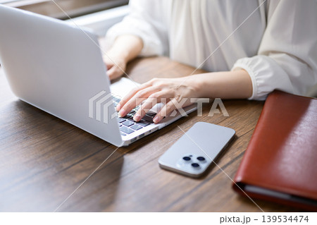 オフィスでノートパソコンを使う若いビジネスウーマン 139534474